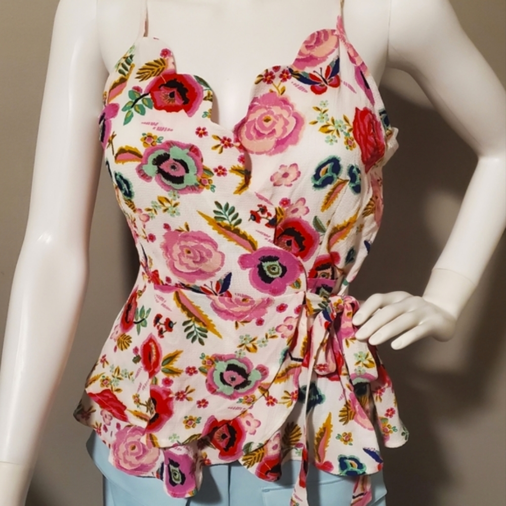 NEW Size small. FLORAL‎ top